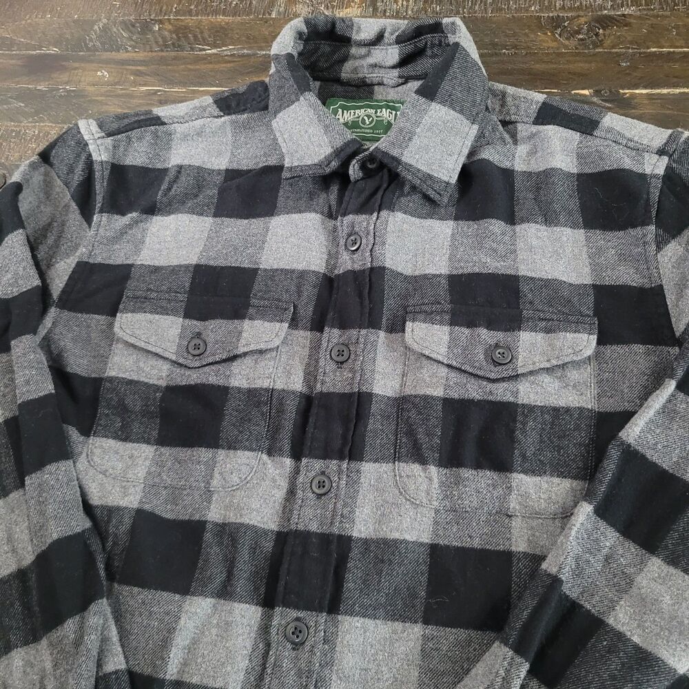 American Eagle Outfitters Men’s Medium Flannel Shirt Grey Black Plaid Two Chest